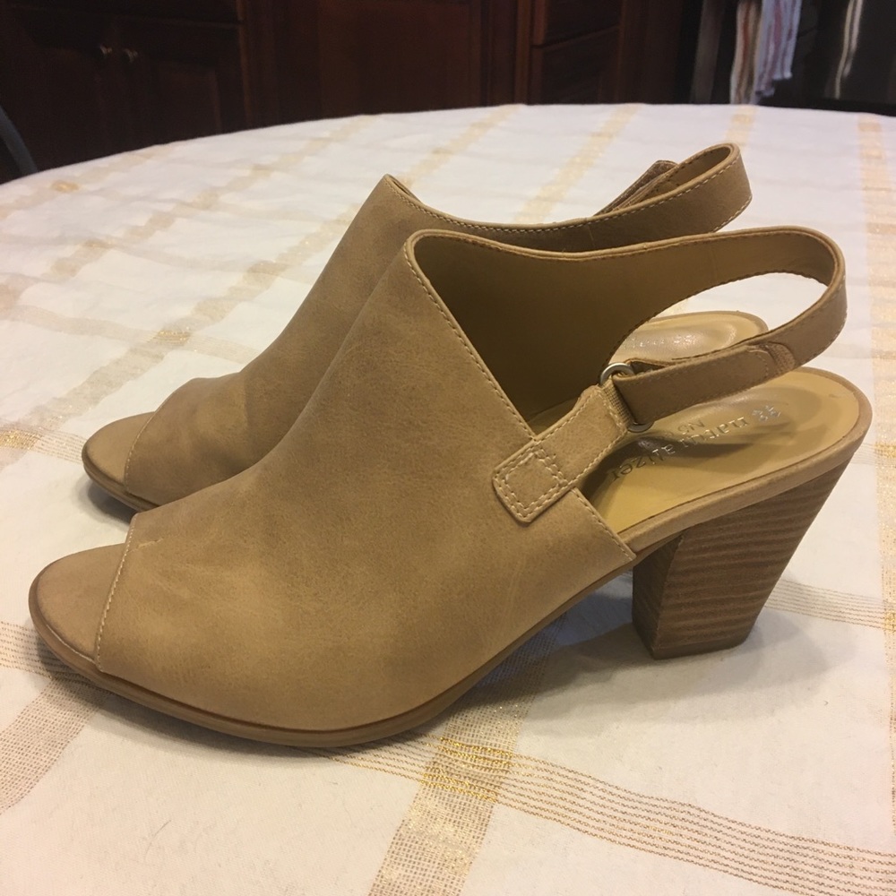 NATURALIZER 9M FAUX LEATHER MANMADE MATERIALS TAN ADJUSTABLE STRAP SANDALS